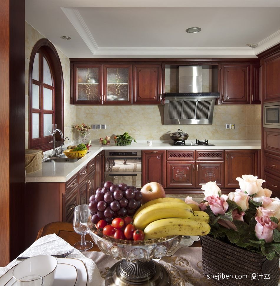 廚房與衣物的完美結合 實用與美觀的現代裝修設計